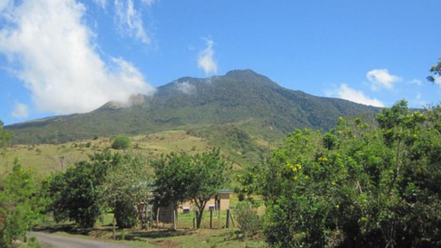 Productores y ganaderos cercanos al Volcán Rincón de la Vieja preocupados por erupciones