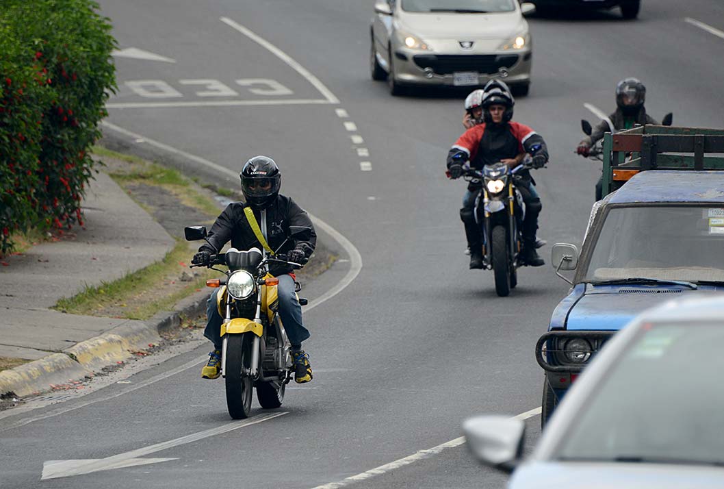 COSEVI pide a encargados de menores usar cascos de tamaño adecuado cuando se trasladen en motocicleta