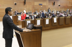 Diputados del FA, PLP y PLN presentan moción de censura contra Ministro Hacienda