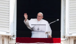 El papa Francisco reapareció ante los fieles tras su operación y agradeció “de corazón” el afecto