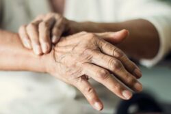 Informe revela que fallecimientos por Parkinson aumentaron 19% durante el 2022
