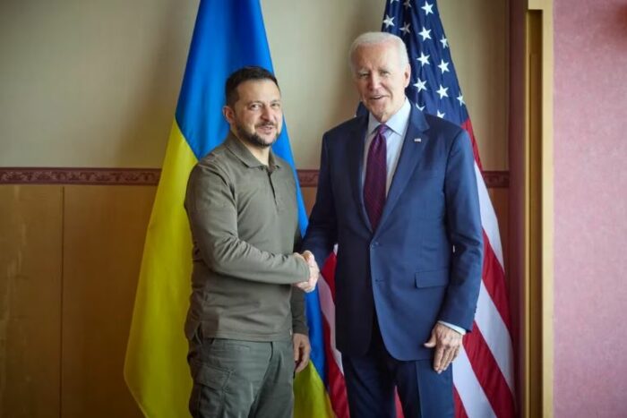 Joe Biden aprobó el suministro de municiones de racimo para Ucrania
