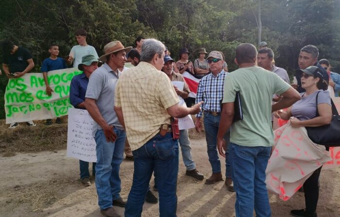 Presidente Chaves califica Ruta del Arroz como ‘un éxito’ ante manifestación de productores en Guanacaste