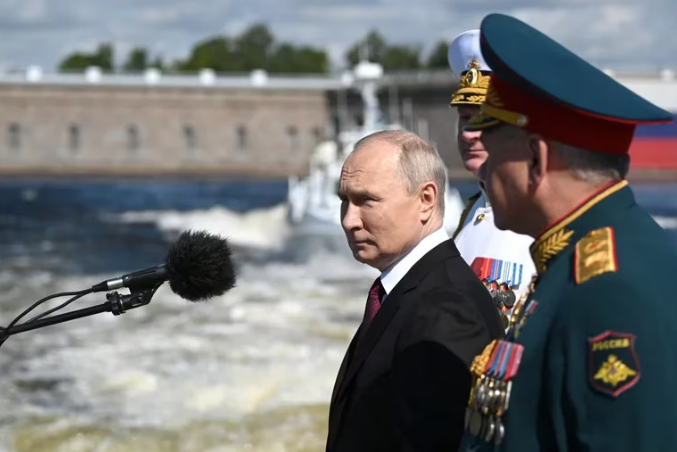 Putin encabezó un desfile naval en San Petersburgo y anunció que la Armada rusa sumará 30 nuevos buques