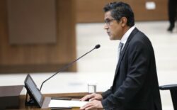 Ministro de Hacienda dice que ‘no comparte’ mociones de censura y asegura que tiene buena relación con diputados