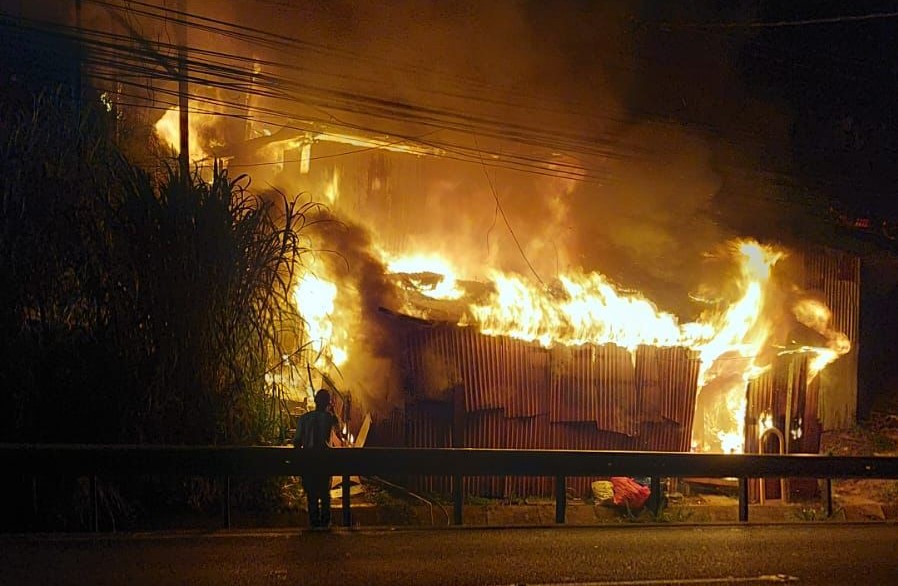 Problema en instalación eléctrica sería la causa del incendio que dejó seis familias sin vivienda en Cartago