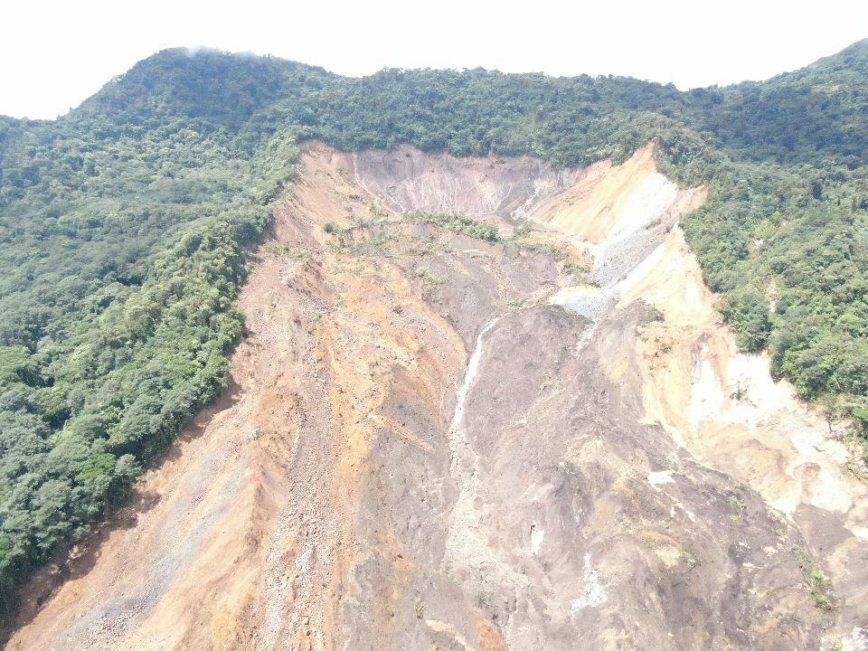 CNE monitoreará Río Agua Zarcas tras deslizamiento y evalúa Puente que pasa sobre el cauce