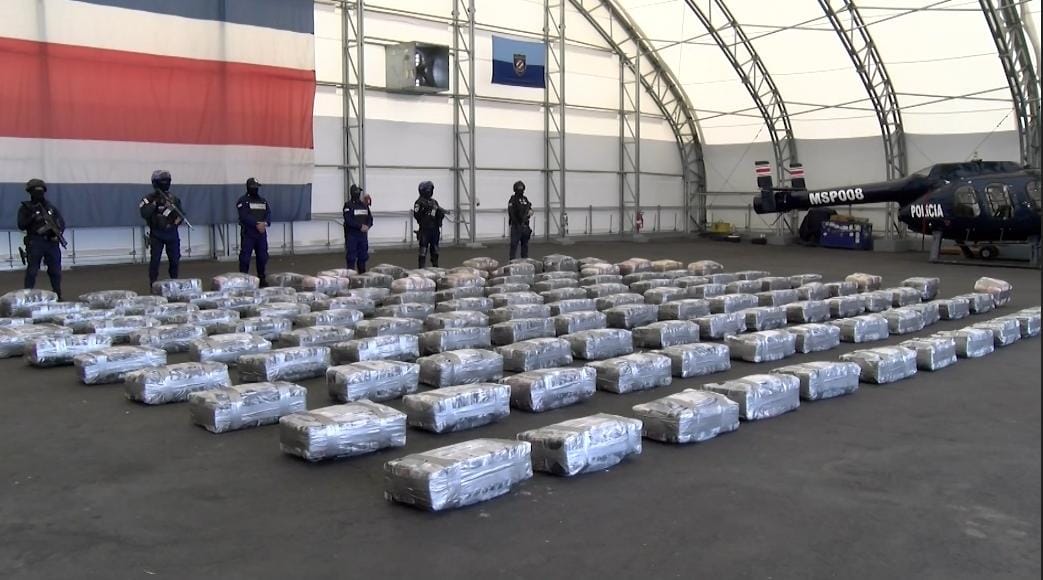 Guardacostas incautó 2.5 toneladas de marihuana de una embarcación que se dirigía al país proveniente de Ecuador