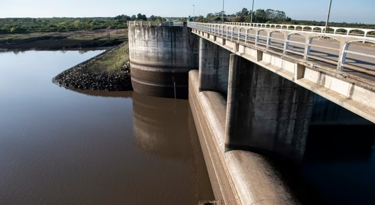 Sequía en Uruguay: el gobierno construye una obra contrarreloj mientras crecen las reservas de agua dulce