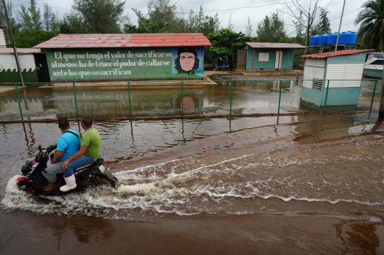 Idalia causó inundaciones y destrozos en Cuba antes de convertirse en huracán y poner rumbo a Florida