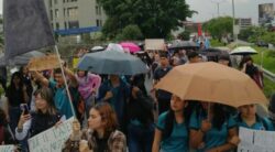 Estudiantes se movilizan a Casa Presidencial para manifestarse contra pruebas estandarizadas y recortes al presupuesto de educación