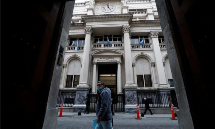 Argentina devaluó el peso, congeló el precio del dólar hasta las elecciones y subió la tasa de interés al 118%