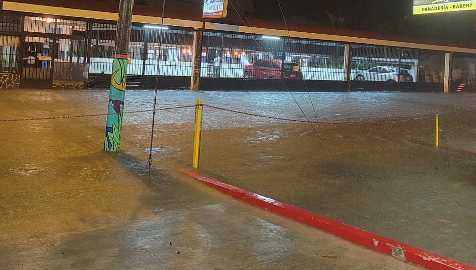 CNE reporta 42 incidentes por inundación y se mantiene vigilante por paso de Onda Tropical No. 30