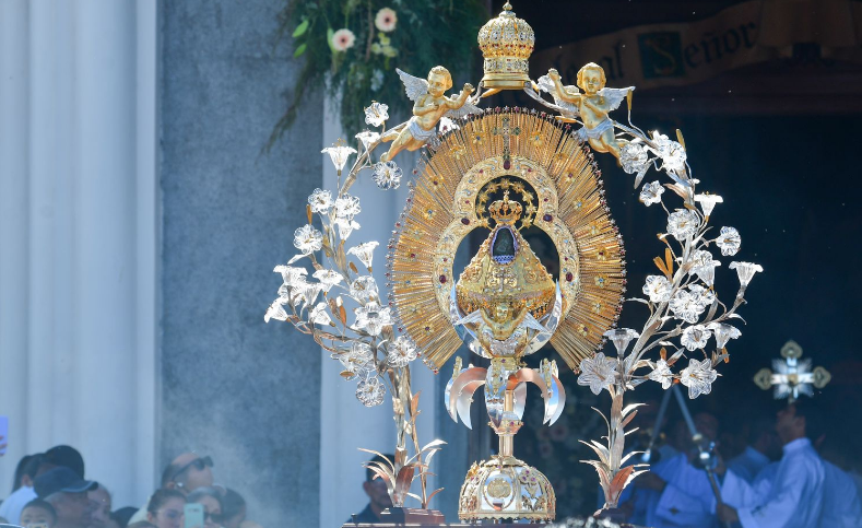 Tradicional ‘Pasada’: trasladan a la Virgen de Los Ángeles a la Catedral en Cartago