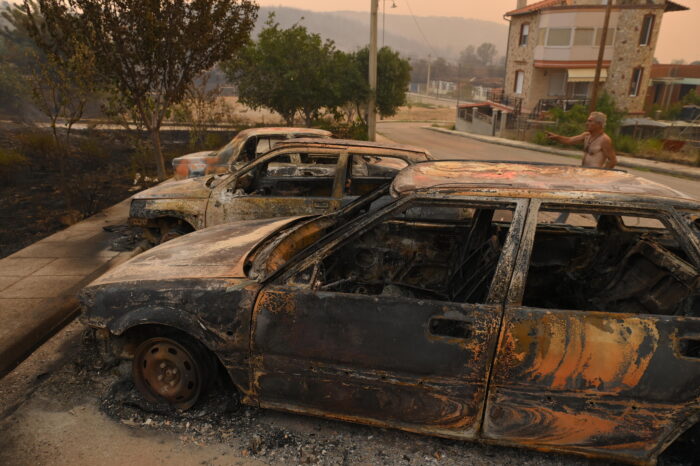 El incendio más grande nunca registrado en Europa sigue arrasando el noreste de Grecia