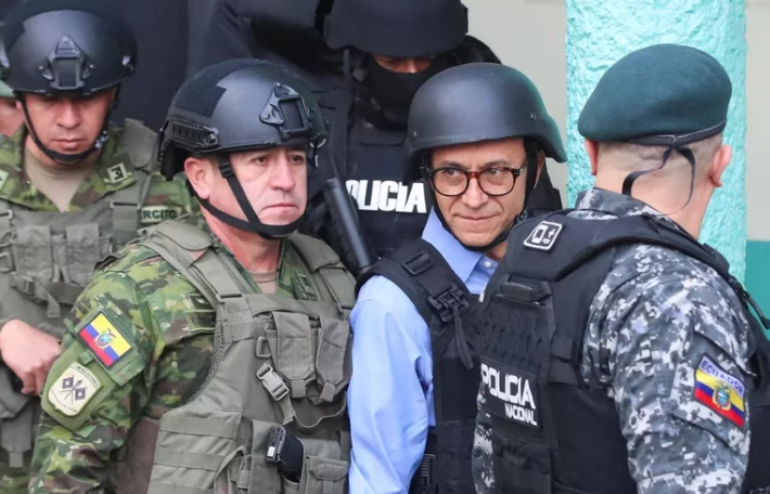 Con chaleco antibalas, casco y escudo protector, votó Zurita, el candidato que reemplazó al asesinado Villavicencio
