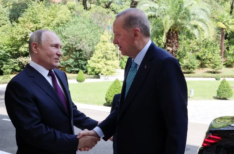 Tayyip Erdogan llegó a Rusia para reunirse con Vladimir Putin en medio de los ataques rusos a Odesa