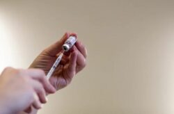 Los expertos del CDC de Estados Unidos recomendaron las nuevas vacunas contra el COVID-19 para todos los mayores de 6 meses