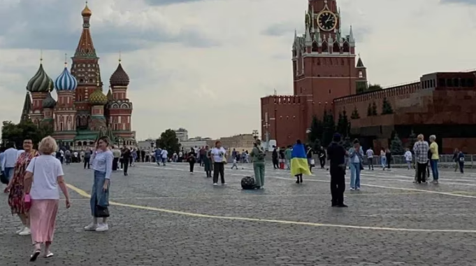 Detuvieron en la Plaza Roja de Moscú a una activista envuelta en una bandera ucraniana