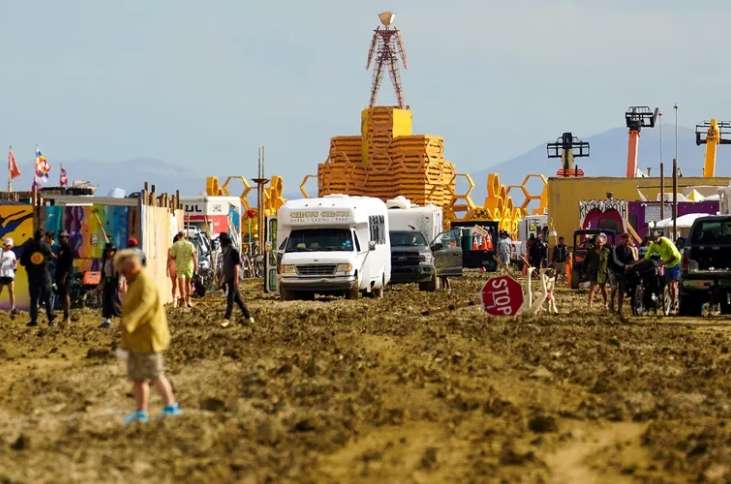 Más de 70.000 personas quedaron atrapadas en el lodo del festival Burning Man, cancelado por las lluvias en Nevada