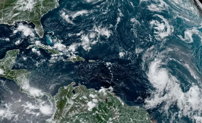 Lee se convirtió en un devastador huracán de categoría 5 mientras se acerca al este del Caribe