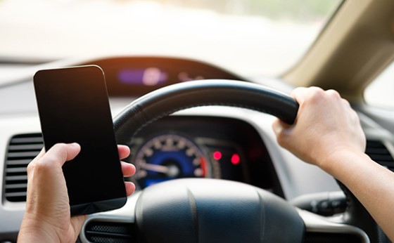 11 conductores al día son multados por usar el teléfono mientras conducen