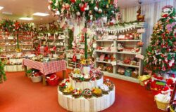 Comercios adelantan colocación de artículos navideños para la venta