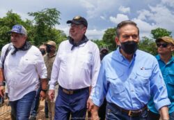 Oposición critica forma en la que el presidente Chaves y mandatario panameño observaron a migrantes atravesar el Darién