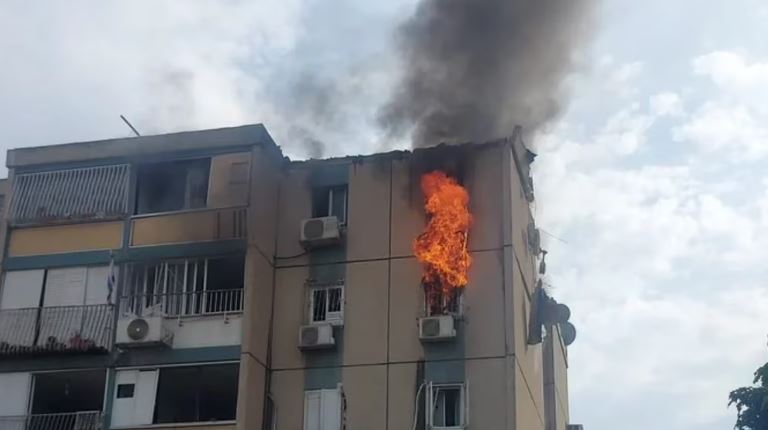 Otro bombardeo masivo de Hamas contra Israel dejó cuatro heridos y causó un incendio en un edificio residencial de Tel Aviv