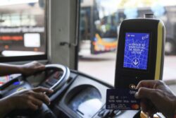 Avanza plan que obliga a empresarios de transporte público a garantizar pago electrónico
