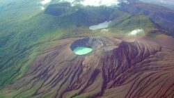 Volcán Rincón de la Vieja reportó una erupción con una pluma con 5 mil metros sobre el nivel del cráter