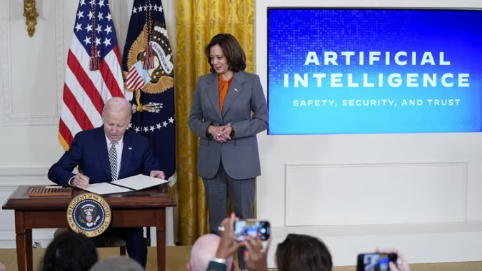 Joe Biden firmó un decreto para regular la inteligencia artificial