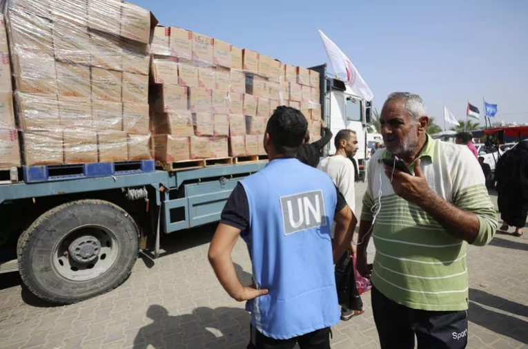 Miles de personas saquean en Gaza los centros de ayuda de la ONU: “El orden civil empieza a desmoronarse”