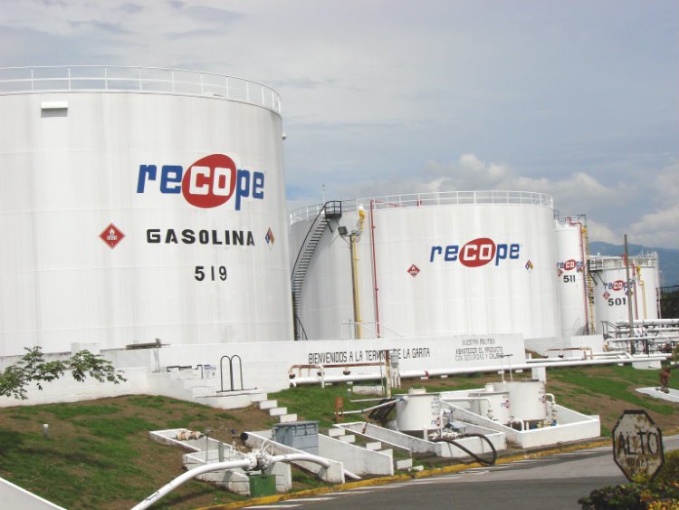 Gobierno reconoce ‘conversaciones’ para desarrollar un eventual proyecto de refinería de petróleo en Limón