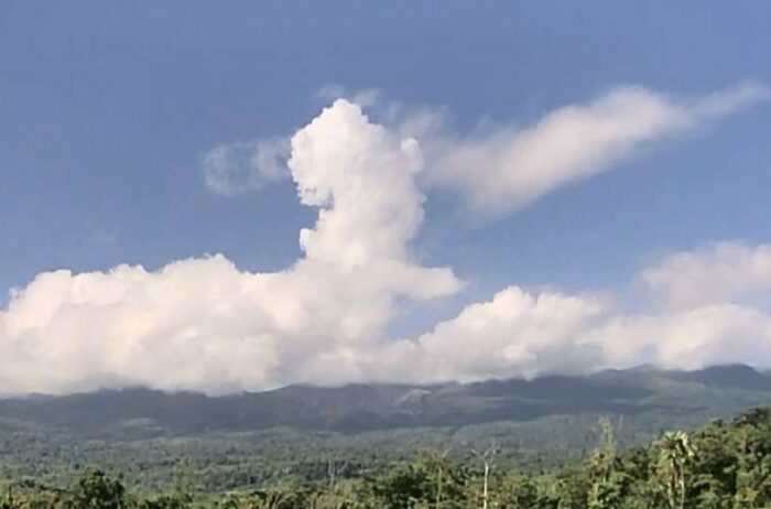 Volcán Rincón de la Vieja hizo erupción con pluma que se levantó 2500 metros sobre el nivel del cráter