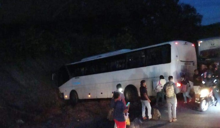 Cruz Roja trasladó a 14 personas estables y 3 urgentes tras accidente de autobús en Puntarenas