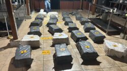 Decomisan 584 kilos de cocaína en bodega ubicada en cercanías de un centro educativo en Limón