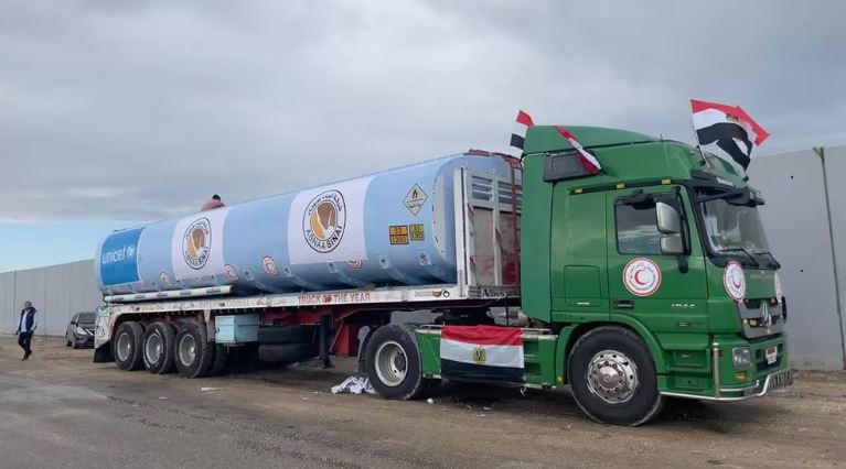 Israel aprobó el ingreso de dos camiones de combustible diarios para los civiles de la Franja de Gaza