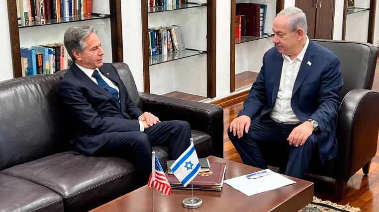 Antony Blinken se reúne con Benjamin Netanyahu en Tel Aviv en su tercera visita a Israel desde el ataque de Hamas que provocó la guerra