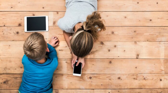 Niños empiezan a tener celular en promedio a los 9 años