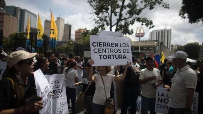Activistas y familiares de presos políticos en Venezuela protestaron para exigir el cierre de los centros de tortura