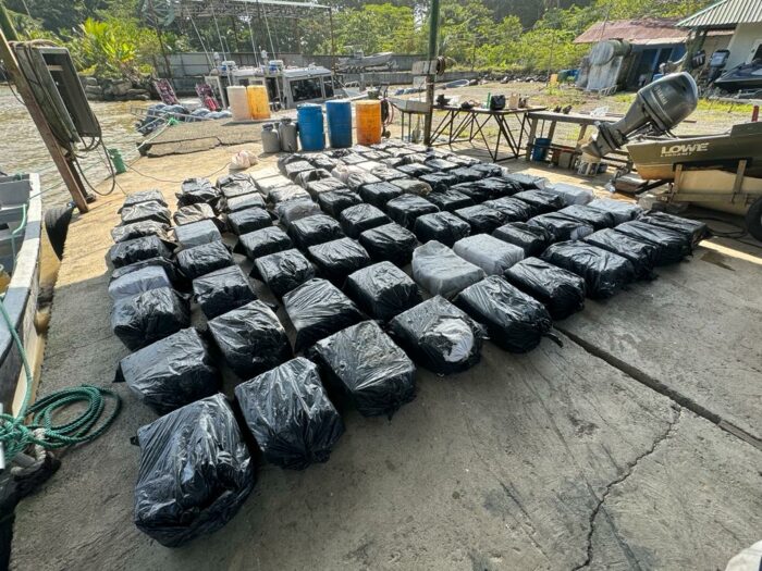 Decomisan 2 toneladas de cocaína en embarcación ubicada en aguas cercanas a Limón