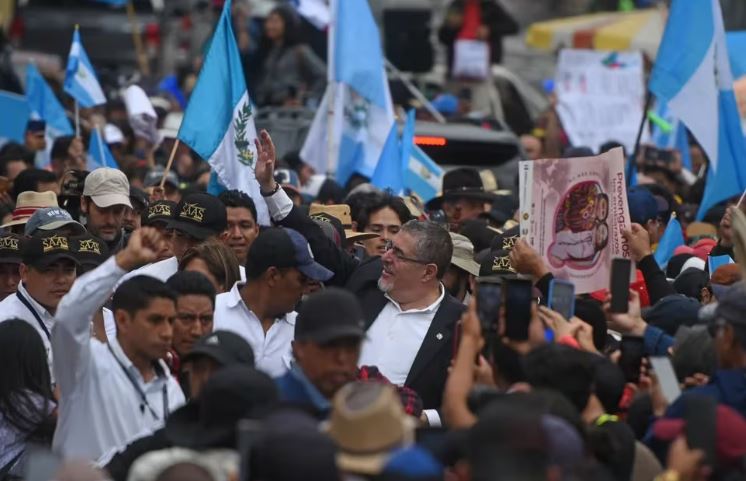 El presidente electo de Guatemala encabezó una masiva protesta pacífica contra la persecución judicial