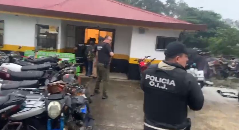 Detienen a policías de Tránsito y a oficial de Fuerza Pública que habrían facilitado armas y vehículos a grupo criminal en San Carlos