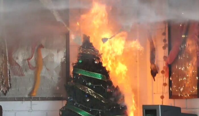 Bomberos atendieron tercer incendio por árbol de navidad: Recomiendan no saturar regletas