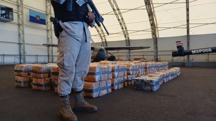 Guardacostas interceptaron lancha con 1724 kilos de marihuana y 36 kilos de cocaína en el Pacífico Sur