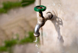 Goteos en llaves de agua podrían gastar más de 450 litros por mes