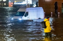 Una fuerte tormenta en el norte de Europa dejó dos muertos, inundaciones e interrupciones en el servicio de transporte