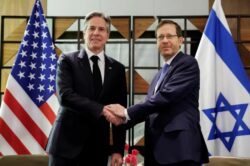 Antony Blinken se reúne con Netanyahu y los líderes del gobierno israelí para hallar una salida a la guerra en Medio Oriente
