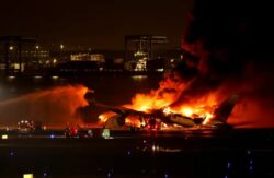 Un avión de Japan Airlines chocó contra una aeronave militar y se incendió en Tokio: hay cinco muertos